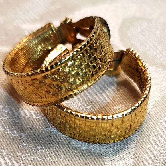 VINTAGE 1970s PAT. PEND. Gold Plated Textured Hoop Earrings Bold Retro Glam - Picture 4 of 11